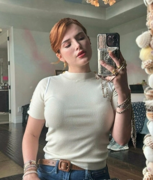 300px_bella-thorne-16_610.webp