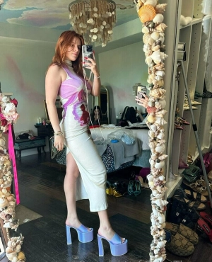 300px_bella-thorne-16_611.webp