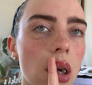 300px_billie-eilish_1250.webp