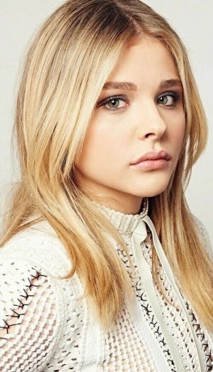 300px_chloe-grace-moretz_113.webp