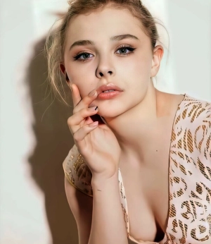 300px_chloe-grace-moretz_184.webp