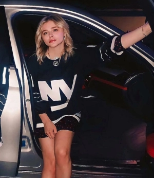 300px_chloe-grace-moretz_243.webp