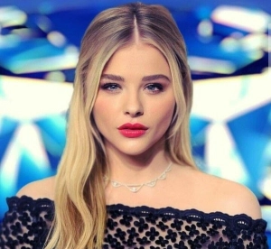 300px_chloe-grace-moretz_70.webp