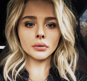 300px_chloe-grace-moretz_74.webp