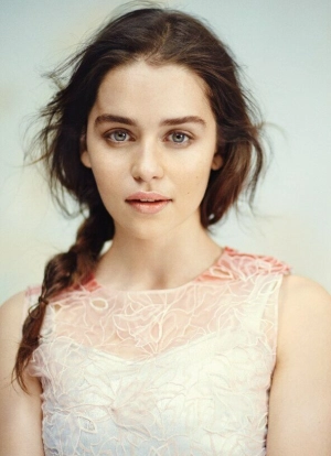 300px_emilia-clarke_1013.webp