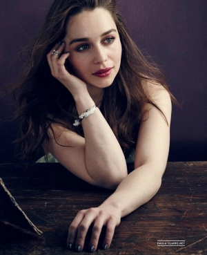 300px_emilia-clarke_894.webp