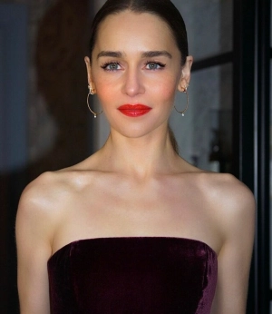 300px_emilia-clarke_935.webp