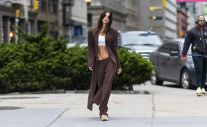 300px_emily-ratajkowski_1630.webp