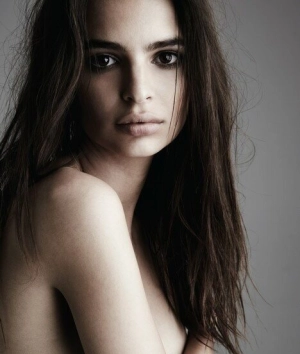 300px_emily-ratajkowski_1666.webp