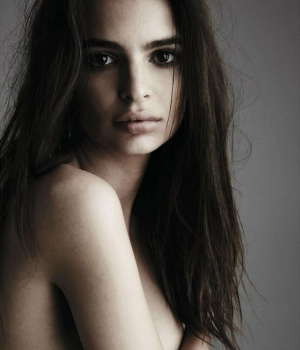 300px_emily-ratajkowski_1688.webp