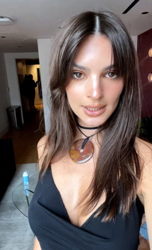 300px_emily-ratajkowski_1817.webp