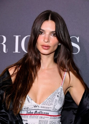 300px_emily-ratajkowski_1823.webp