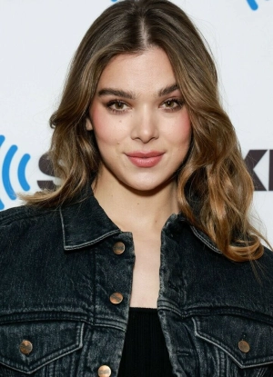 300px_hailee-steinfeld_1107.webp