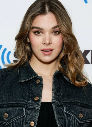 300px_hailee-steinfeld_1108.webp