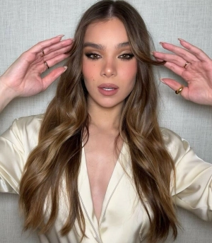 300px_hailee-steinfeld_1110.webp