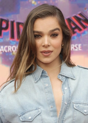 300px_hailee-steinfeld_1147.webp