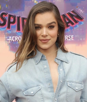 300px_hailee-steinfeld_1148.webp