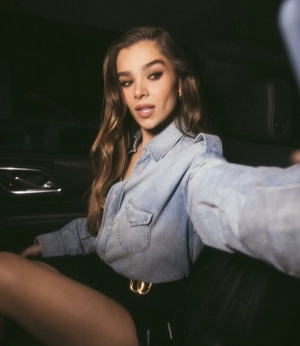 300px_hailee-steinfeld_1176.webp