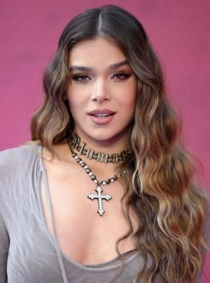 300px_hailee-steinfeld_1197.webp