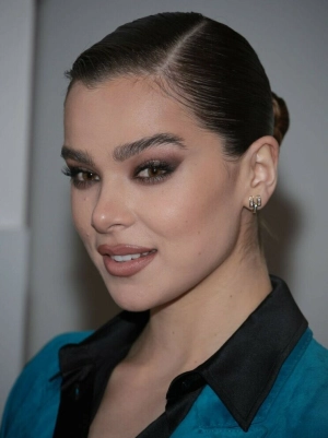 300px_hailee-steinfeld_1241.webp