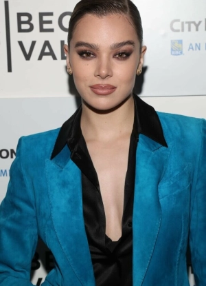 300px_hailee-steinfeld_1245.webp