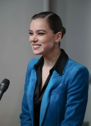 300px_hailee-steinfeld_1246.webp