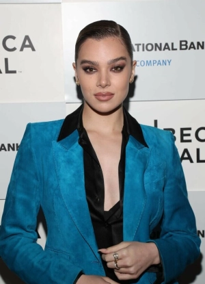 300px_hailee-steinfeld_1247.webp