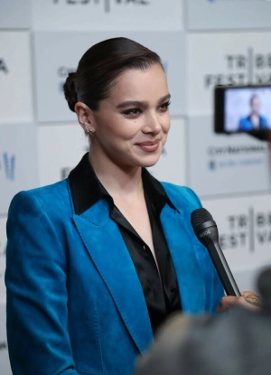 300px_hailee-steinfeld_1250.webp