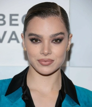 300px_hailee-steinfeld_1252.webp