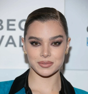 300px_hailee-steinfeld_1255.webp