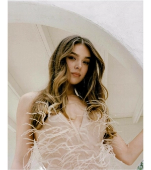 300px_hailee-steinfeld_1277.webp