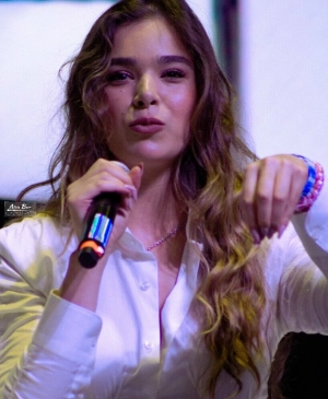 300px_hailee-steinfeld_1359.webp