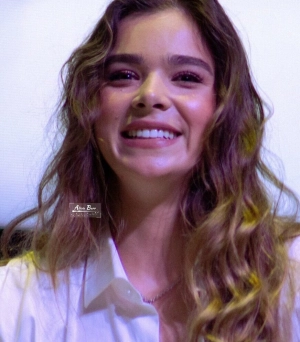 300px_hailee-steinfeld_1363.webp