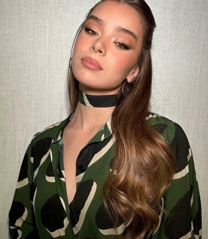 300px_hailee-steinfeld_1367.webp