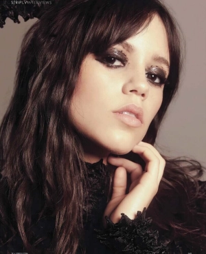 300px_jenna-ortega-1_165.webp