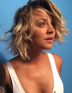 300px_kaley-cuoco_685.webp