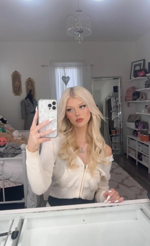 300px_loren-gray_427.webp