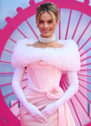 300px_margot-robbie_1055.webp