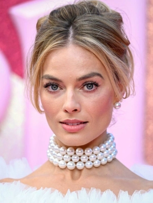 300px_margot-robbie_1061.webp