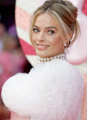 300px_margot-robbie_1065.webp