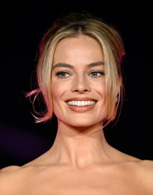 300px_margot-robbie_1094.webp