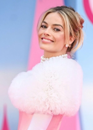 300px_margot-robbie_1102.webp