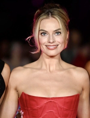 300px_margot-robbie_1119.webp