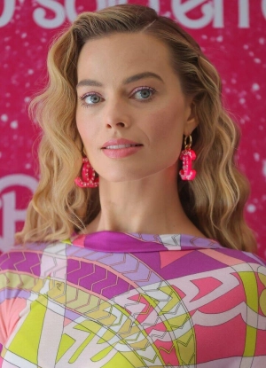 300px_margot-robbie_985.webp