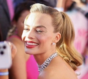 300px_margot-robbie_990.webp