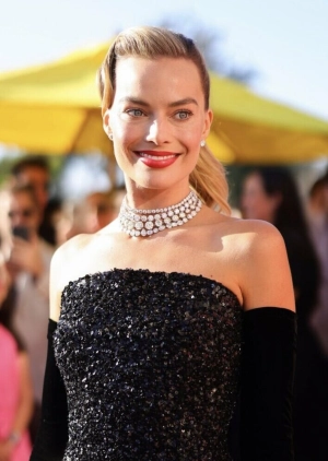 300px_margot-robbie_994.webp