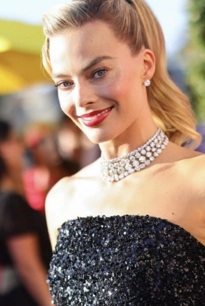 300px_margot-robbie_995.webp