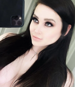 300px_niece-waidhofer_213.webp