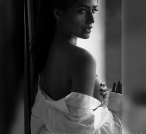 300px_poonam-pandey_25.webp