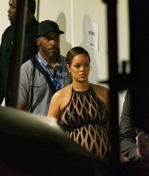 300px_rihanna_1100.webp